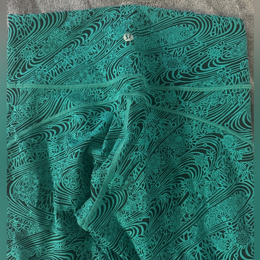 Lululemon In Movement Crop *Everlux 19" Kitakami Spirit Green Black Size 8 - Picture 2 of 3